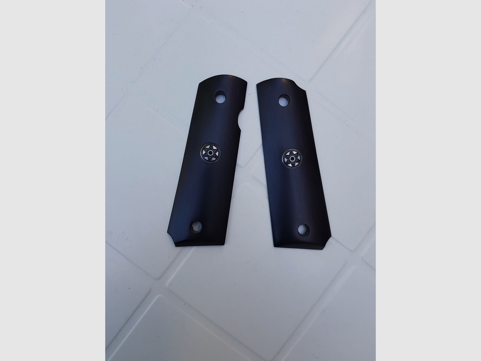 Grips of the Colt 1911 or ME Sport 1911