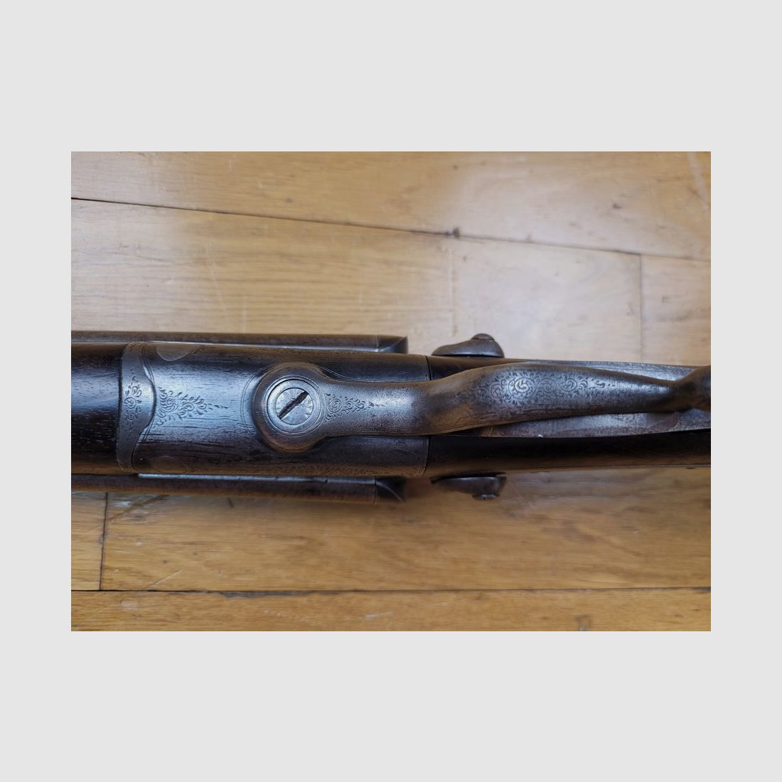 Schöner englischer Flinte mit Damaszenerlauf und externen Hahn – Kaliber 12/65 Zentralfeuer – hergestellt von E.F Walker, Birmingham – um 1885/1887 – schöne Hölzer – kein Spiel – gute Läufe – exzellente Zündung und besonders flüssige Schlösser – die britische Kunst des Jagdgewehrs auf ihrem Höhepunkt!, Bild 15 von 26