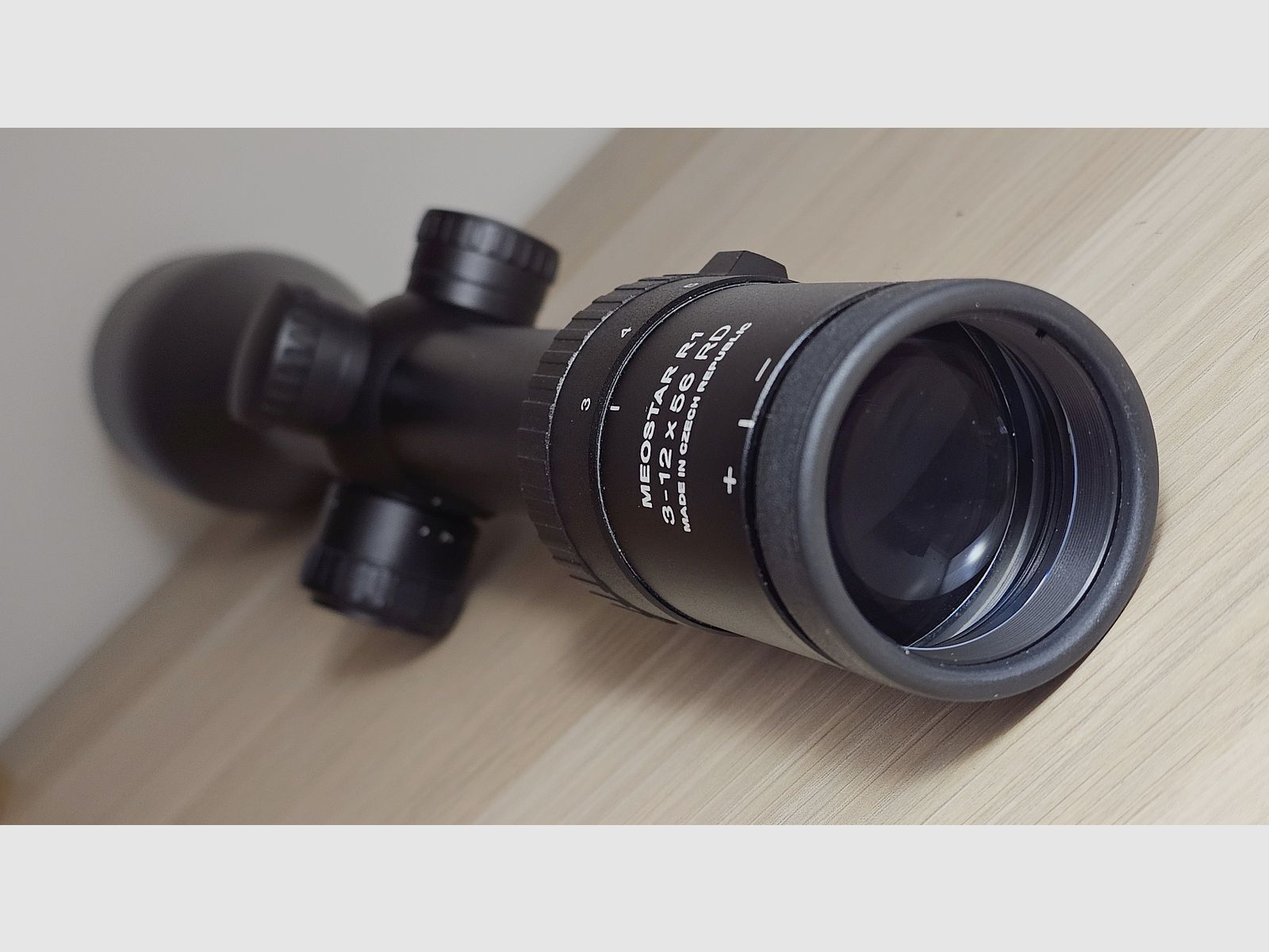Viseur Meopta MeoStar R1 3-12x56 RD (point lumineux, Abs. 4C) incluant le montage Blaser original (anneaux de 30 mm) et des capuchons Flip-Open