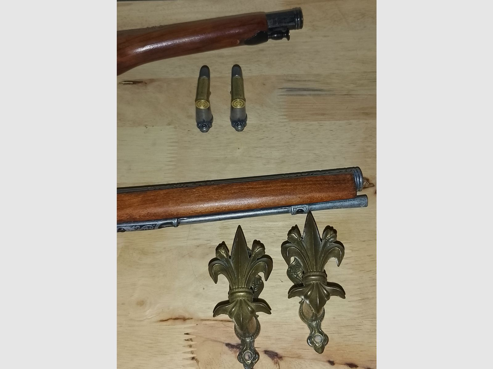 Deko Steinschlosspistolen 2 Stück inklusive Wandhalterung