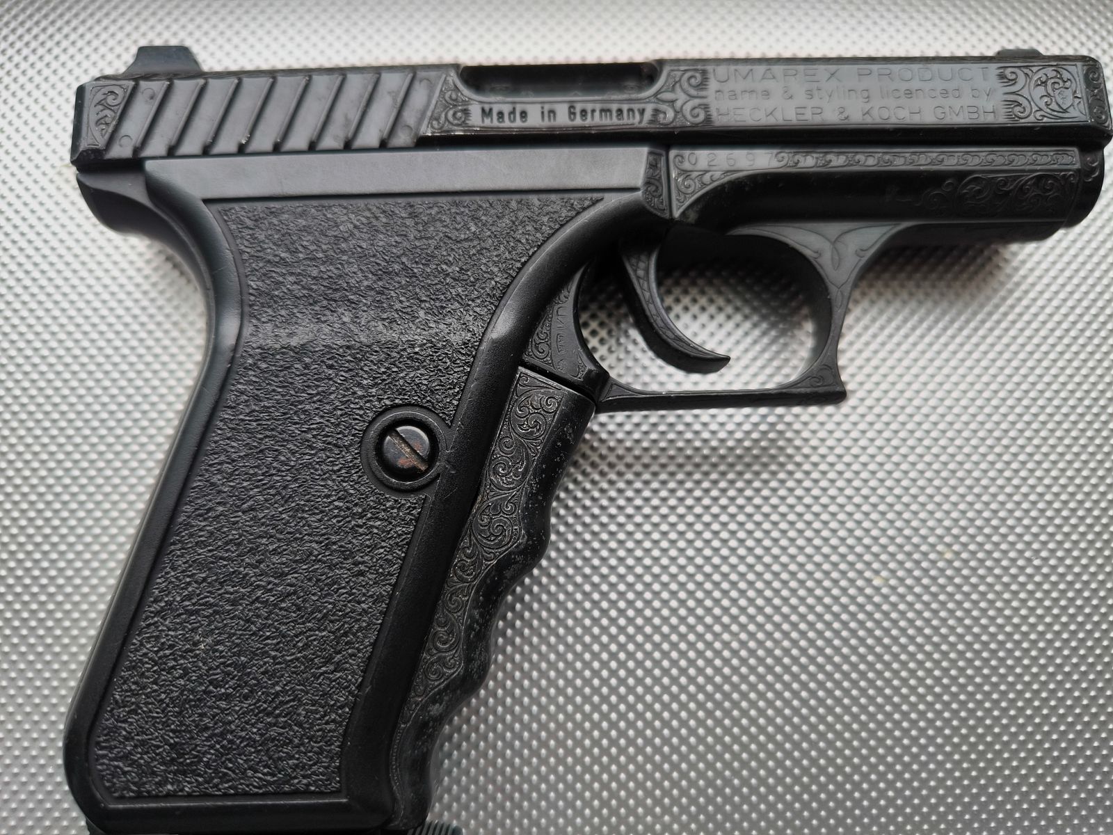 ⚠️ Atención coleccionistas Vitrine Stűck, Hackler & Koch Mod. SP9-con grabado - Visual y funcionalmente en estado impecable, como nuevo y apenas disparado y como pistola SRS de gas/tiro de salva calibre 9mmPAK ¡casi imposible de encontrar!