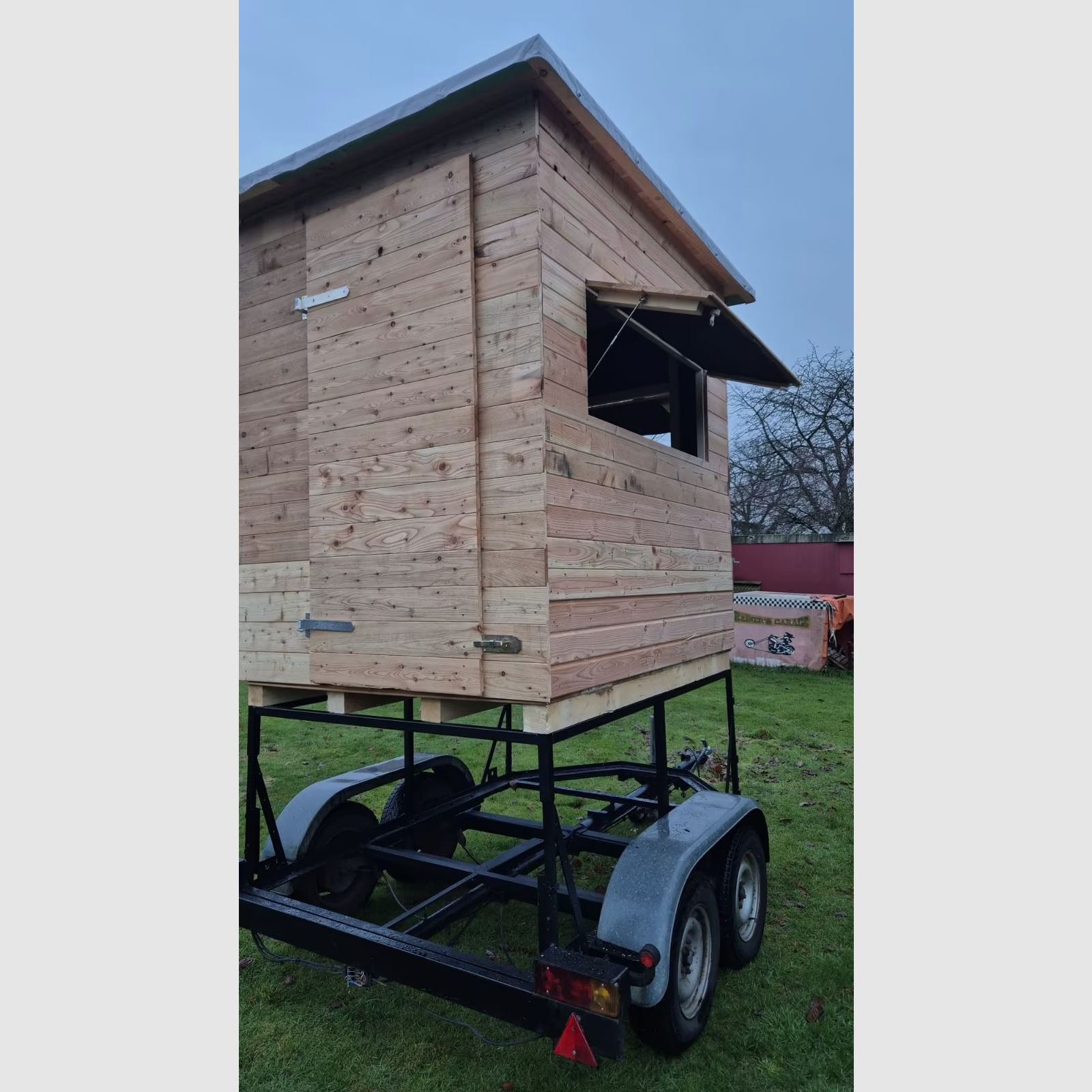 Mobile, fahrbare Jagdkanzel aus Lärchendielen