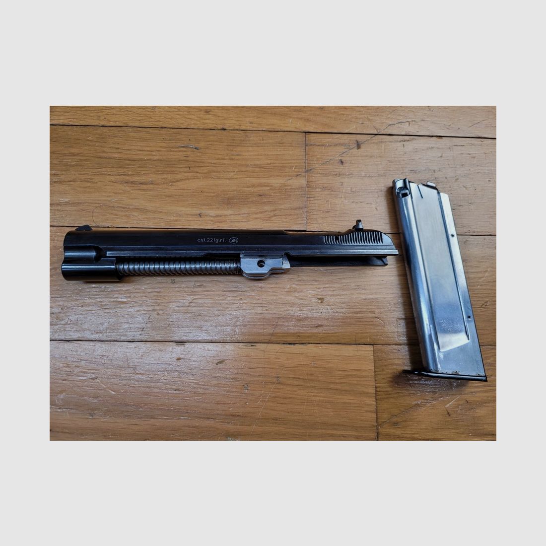 Prachtige conversie voor SIG P210 – Kaliber 22LR – Met zijn speciale magazijn type 1 – Geschikt voor SIG met 120mm loop zoals P 210-2, 3, 4, 6… – compleet en in nieuwstaat – Zeer zeldzaam!, afbeelding 1 van 14