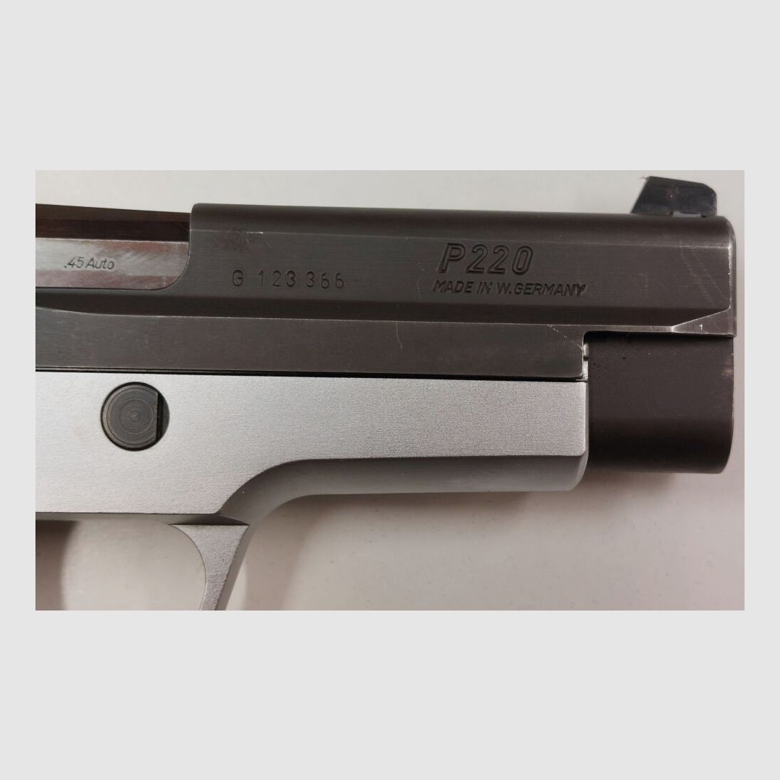 SIG SAUER DEFEKT Halbautom. Pistole SIG SAUER P220 Bicolor Schwarz/Silber im Kaliber .45ACP