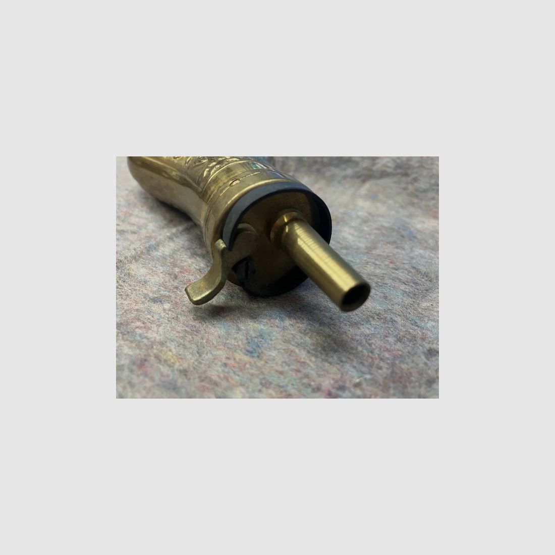 Poederfles met motief