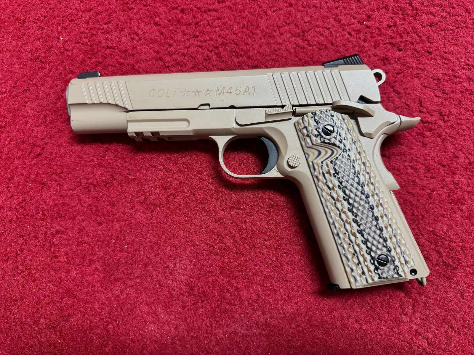 Cybergun 1911 M45A1 Tan Co² GBB 6mm like new with case and original packaging