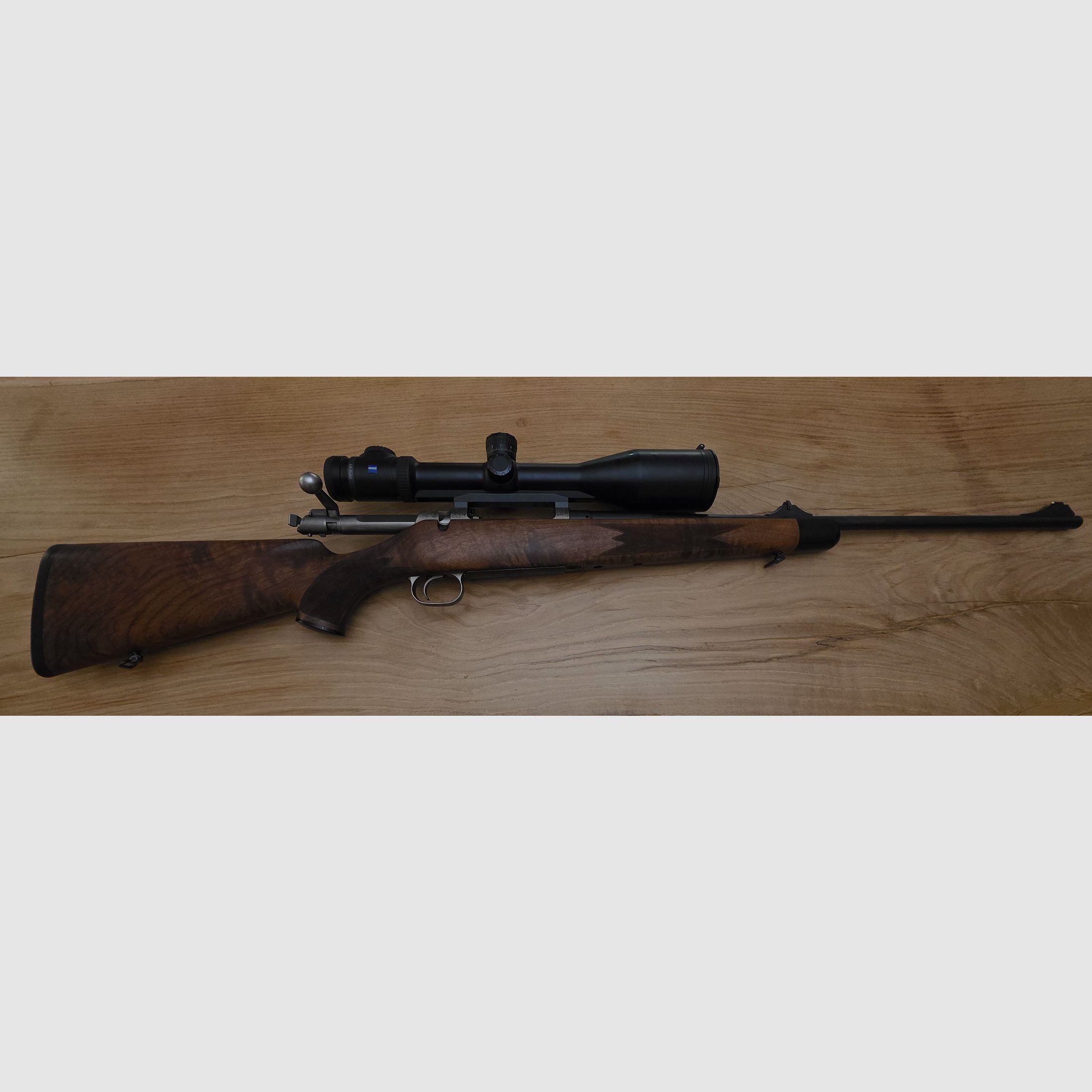 Mauser M03 Expert .223 z drewnianym stockiem i Zeiss Victory V8 4,5-35 x 60 z celownikiem z szybką regulacją (ASV)