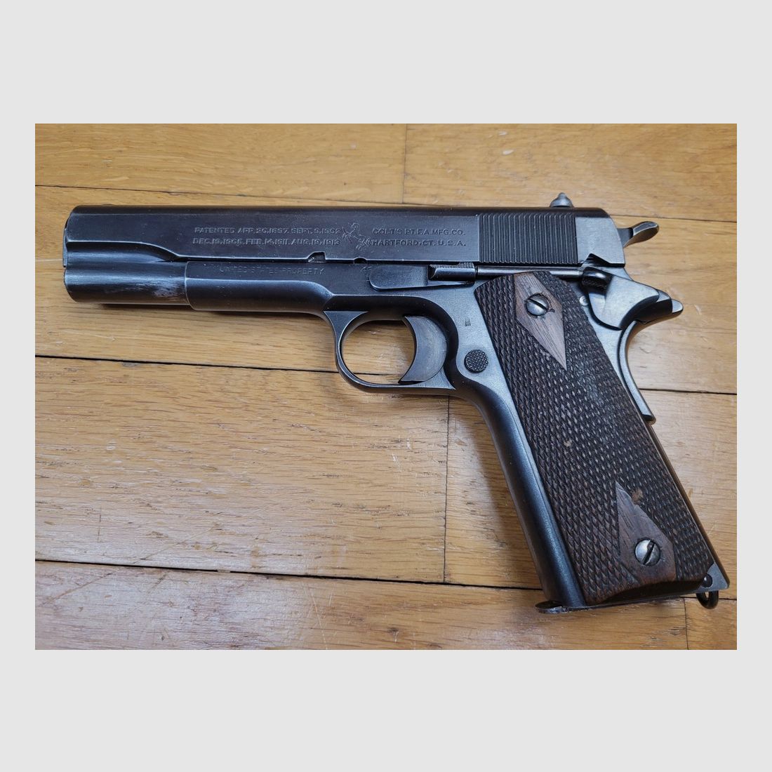 Rare pistolet Colt 1911 (pas 1911 A1 !) – Le mythe originel ! – Arme militaire de 1918 – Cal. d&rsquo;origine 45 ACP – Très beau bronzage d&rsquo;origine – Canon en très bon état – Mécanique impeccable – Plaquettes, vis, chargeur conformes et en TBE – Il ne fait pas du tout ses ….106 ans ! Très bon état !, image 15 sur 20