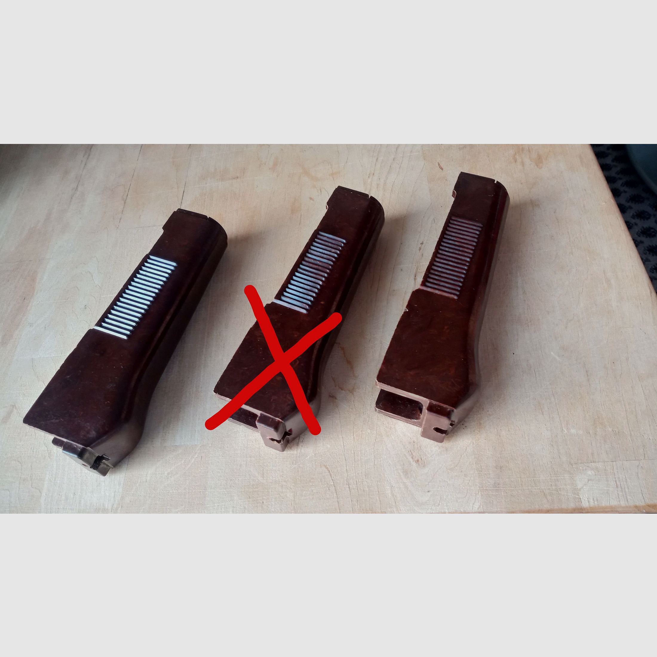 2 pièces de protection inférieure AK d'origine en bakélite est-allemande de la meilleure qualité, en excellent état DDR / NVA // AK74 AKM MPi-Km MPi-74nk AK47