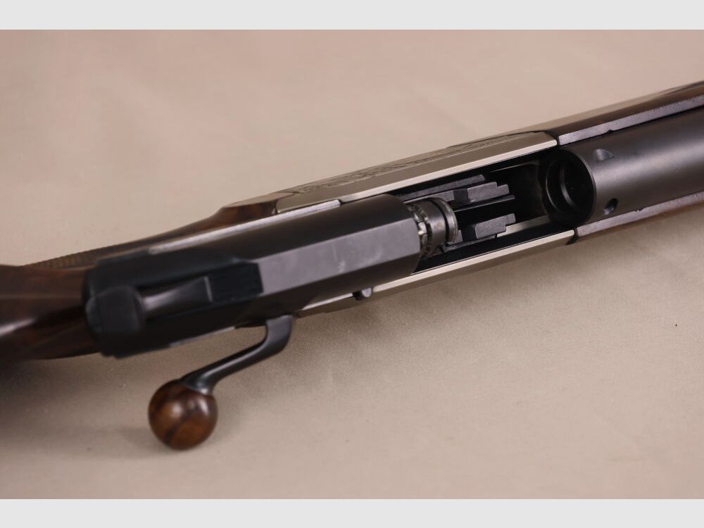 Blaser R93 // toll gemasertes Schaftholz // Holz-Kammergriffkugel