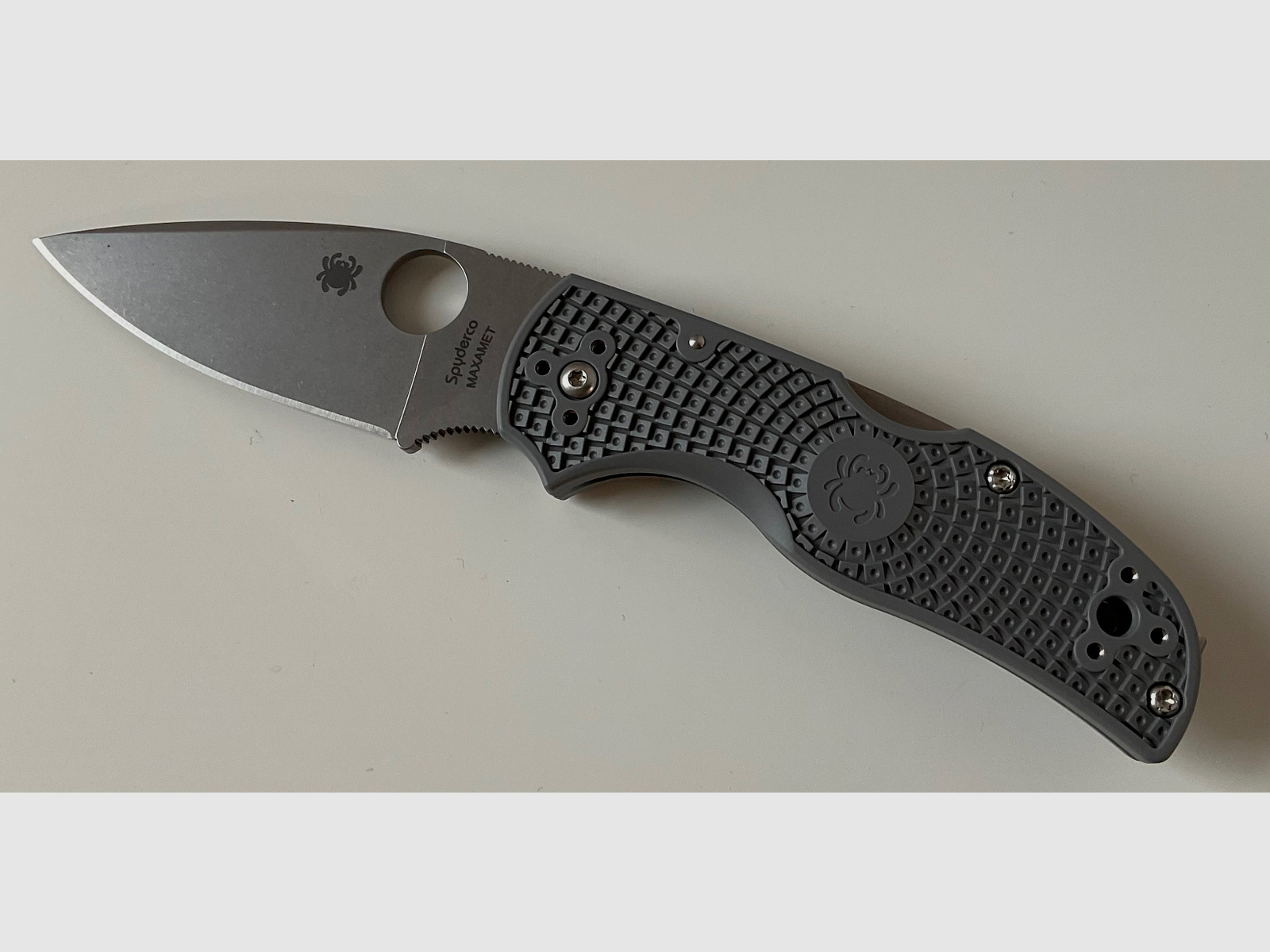 Spyderco Native 5 Maxamet C41GY5 Folder, FRN grau mit Deep Carry Clip von Lynch