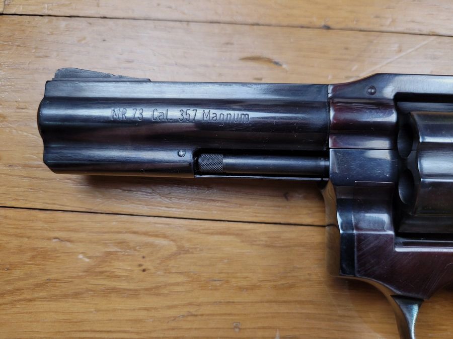 Bellissimo revolver Manurhin MR73 Police 4 pollici – .357 Mag – Fabbricazione Manurhin serie C del 1980 – bella brunitura – canna e camere a specchio – calibro stretto 355′ – uno dei »veri« MR73 da collezione! – TBE, immagine 1 di 17