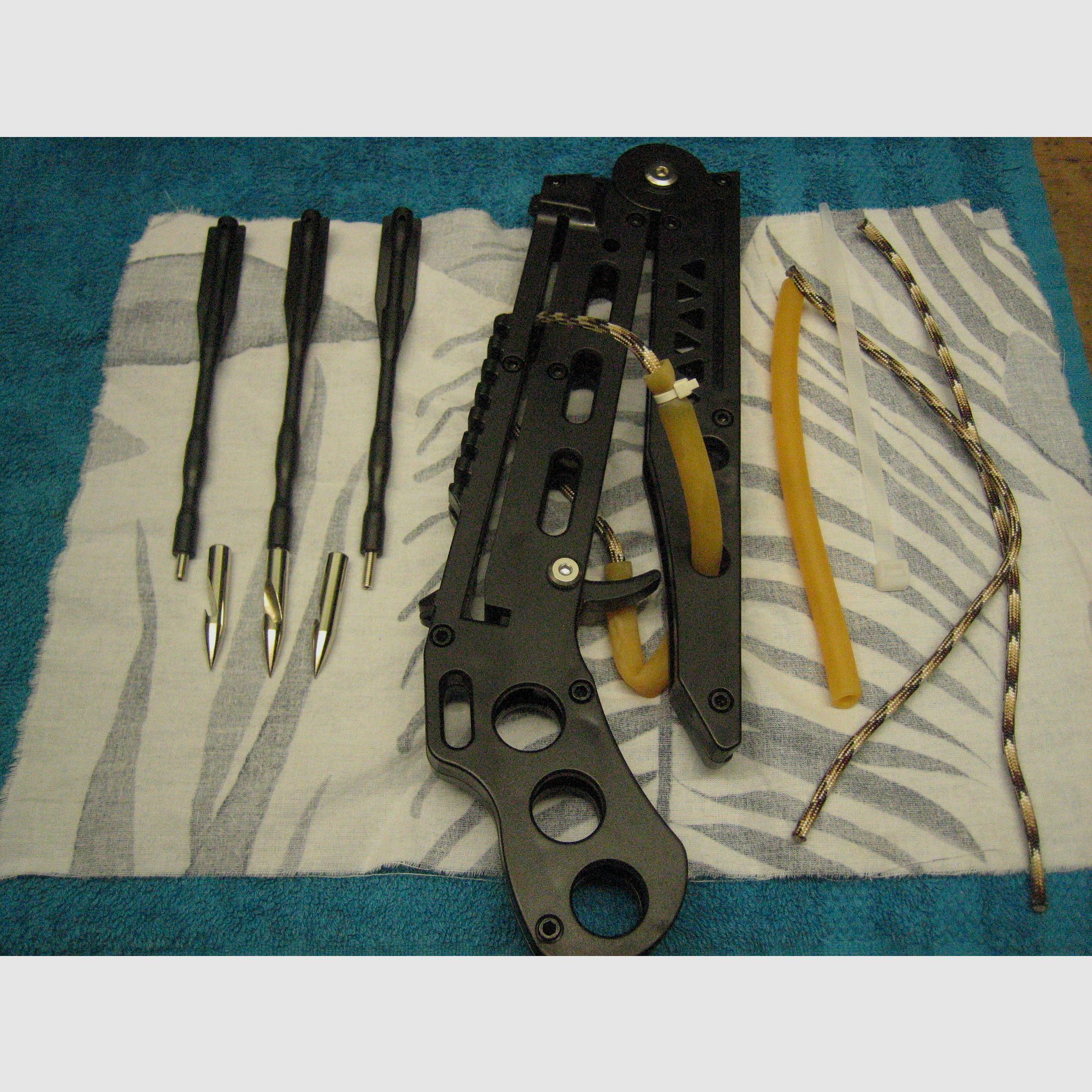 Zwille Schleuder Steinschleuder mit Pfeilen und Stahlkugeln zu verschiessen 