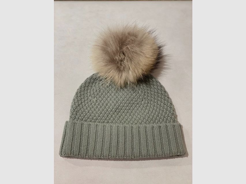 Schneiders Strickmütze mit Finnraccoon Bommel in Mint