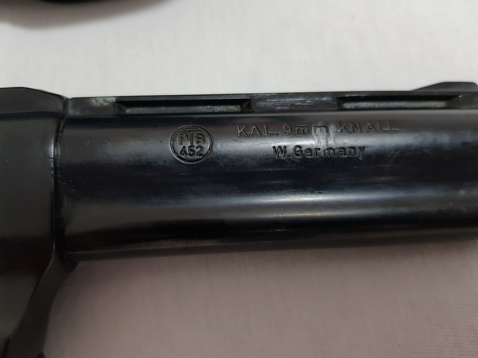 Röhm RG 99 brüniert mit Holzgriffschalen .380 R / 9mm Knall Schreckschuss Pistole 6 Schuss Trommel Kontakt: yardsalez@proton.me