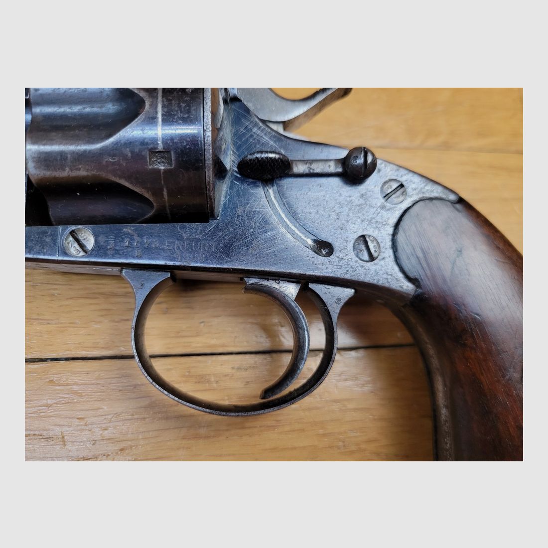 Sehr schöner Reichsrevolver 1883 – Kal. 10,4 original – Herstellung Erfurt von 1893 – Schöne reguläre Stempel – 80% seiner ursprünglichen glänzenden Brünierung – Wunderschöner Lauf und Kammern – Waffe mit einer Matrikelnummer – Seltenes originales Schneider Briegl-Futteral – TBE+, Bild 4 von 27