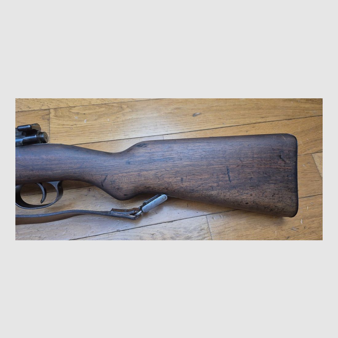 Wunderschönes Gewehr G98 – Gewehr 1898 – Arsenal Spandau 1900 – Originalkaliber 8×57 IS – Vollständig monomatrikuliert außer der konformen Reinigungsstange – Original braune Lederriemen – Prestigeträchtige Zuordnung zum 1. Grenadier Kronprinz „1. R. 4. 150.“ – TBE+, Bild 26 von 31