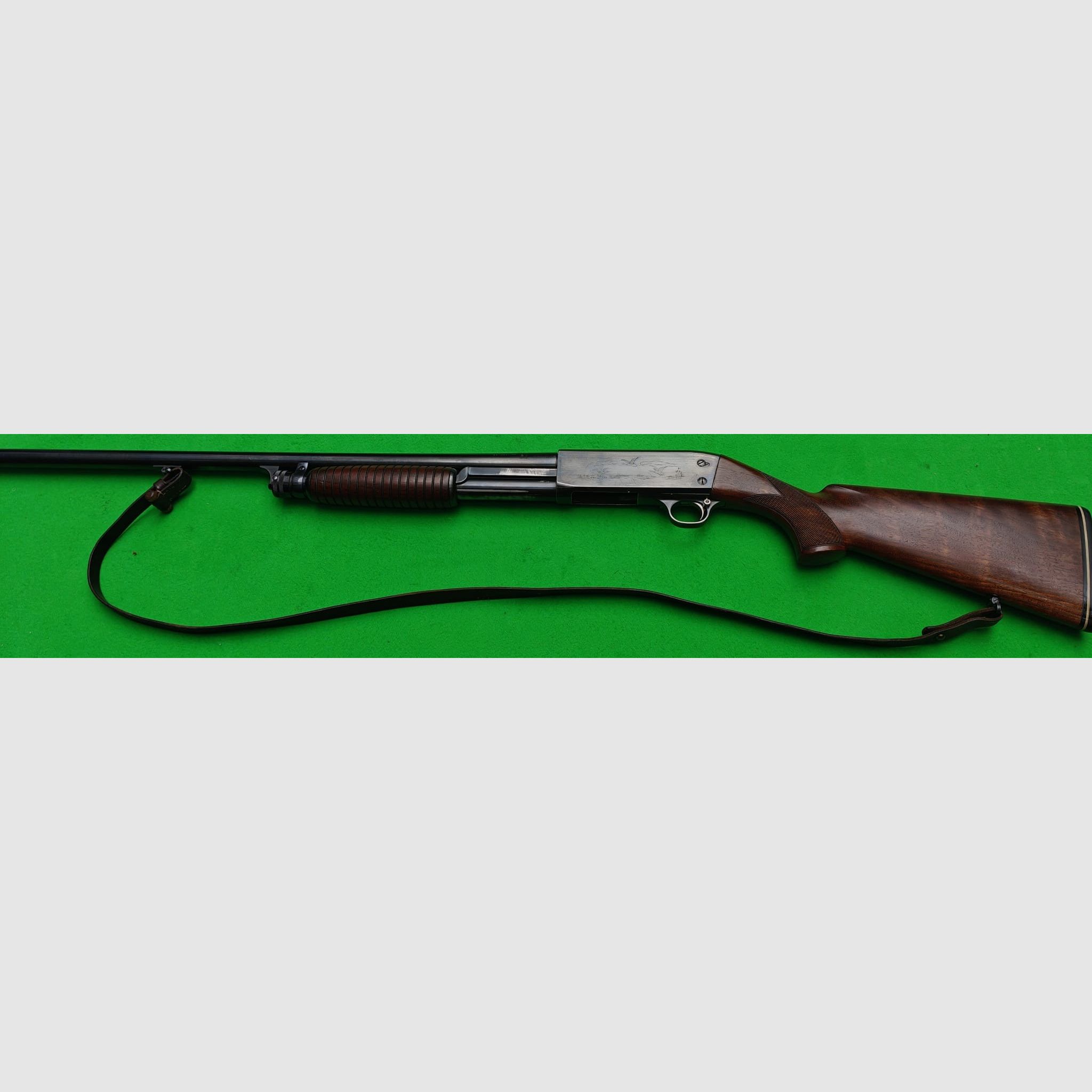 Ithaca 37 Vorderschaftrepetierflinte 12/70
