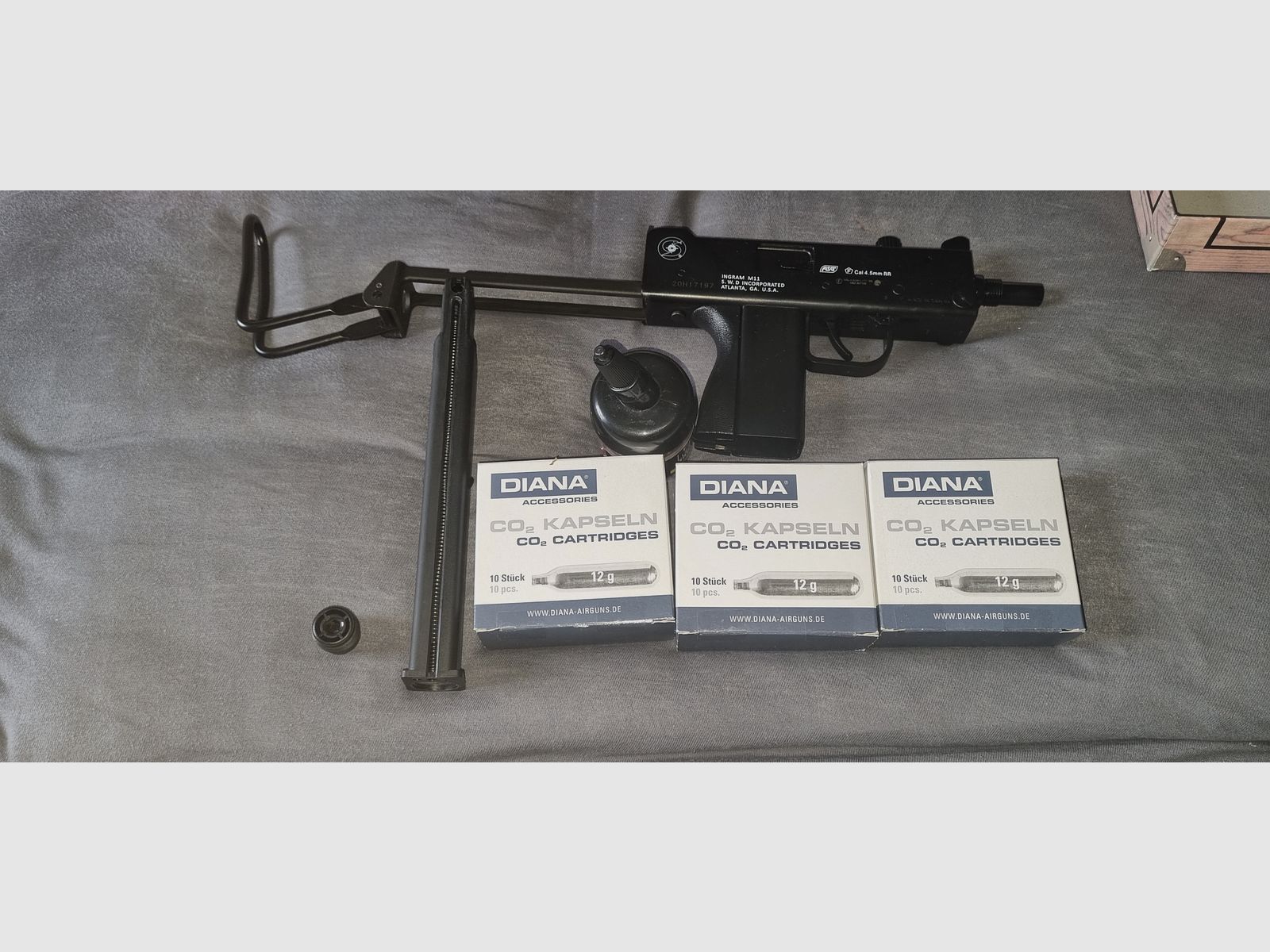 ASG / KWC Cobray Ingram M11 CO2 NBB mit CO2 Kartuschen und Metallkugeln. Halbautomatisch