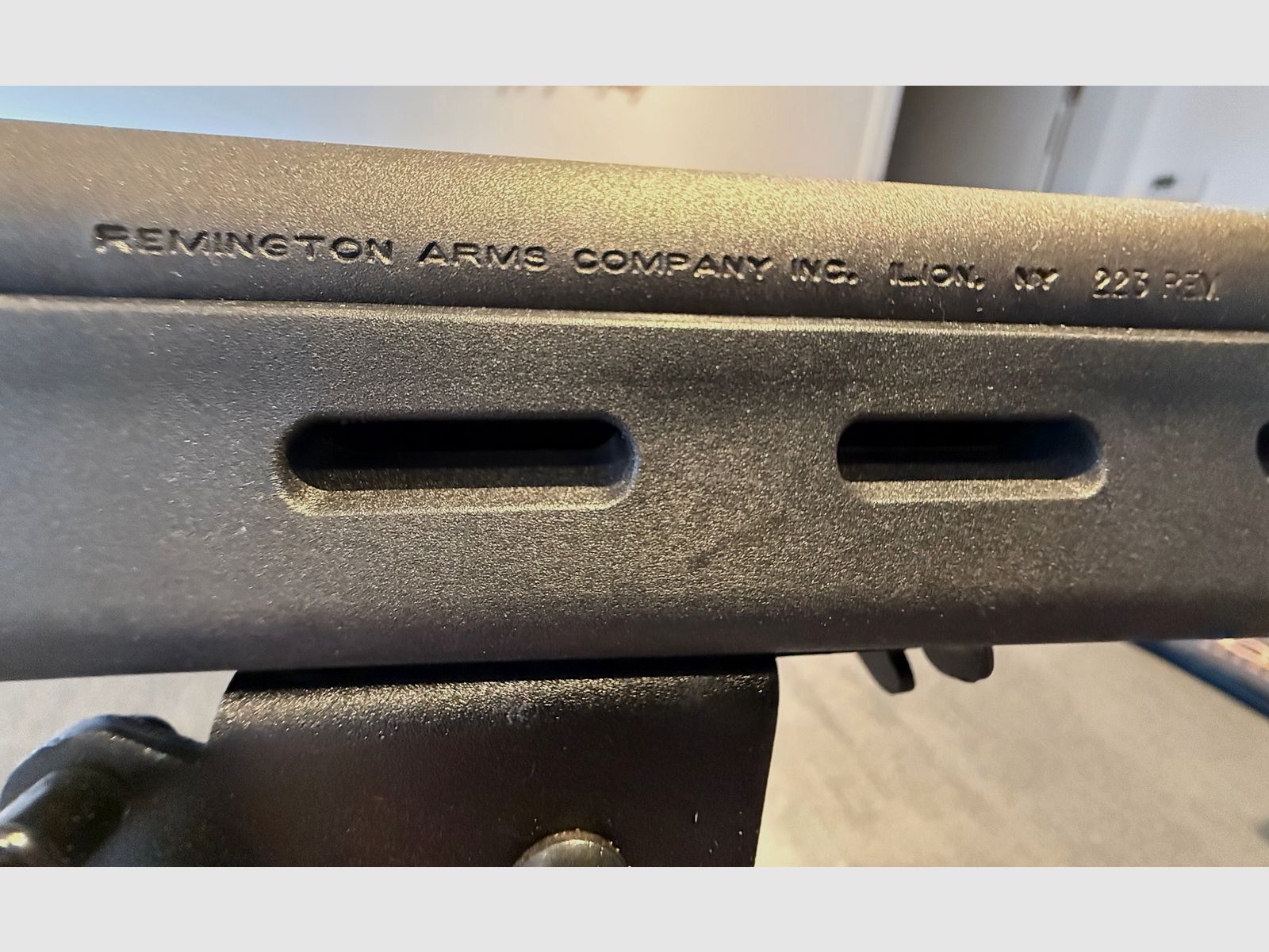 Fucile a ripetizione Remington 700 in calibro .223 REM con ottica Leupold 6–18 VX-II