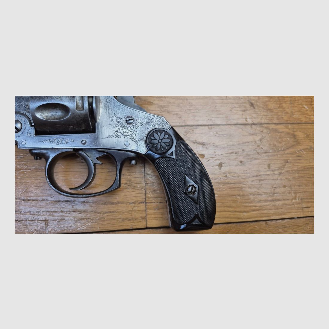 Muy bonito revólver estilo Smith&Wesson Top Break – Bella imitación de un buen fabricante belga del Smith & Wesson .38 Doble Acción 2° o 3° Modelo – Cinco disparos – Cal. 380 Pólvora Negra – Arma distribuida en el catálogo de Manufrance de 1890 – Oxidaciones superficiales en hermosos grabados – Bonitas empuñaduras y buena presentación – Excelente mecanismo de acción simple y doble – Muy buena mecánica – Muy buen cañón – BE+/TBE, imagen 3 de 24