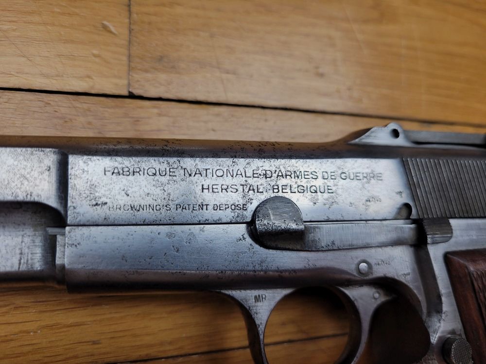 Piękny pistolet Browning GP 35 lub P640(b) – 9 para – pierwsze produkcje z okresu okupacji z 1941 roku – celownik kapitański – kabura i dwa oryginalne magazynki! – Doskonała lufa, piękne oznaczenia i nienaganna mechanika – Bardzo dobry stan, zdjęcie 14 z 20