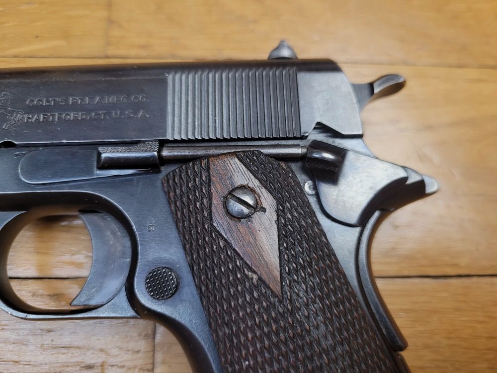 Rare pistolet Colt 1911 (pas 1911 A1 !) – Le mythe originel ! – Arme militaire de 1918 – Cal. d&rsquo;origine 45 ACP – Très beau bronzage d&rsquo;origine – Canon en très bon état – Mécanique impeccable – Plaquettes, vis, chargeur conformes et en TBE – Il ne fait pas du tout ses ….106 ans ! Très bon état !, image 17 sur 20