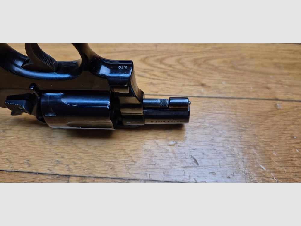 Selten und sehr schöner Revolver Smith&Wesson Mod 12-1 – Seltene Air Weight-Version des Military and Police von 1905 – Speziallegierung in Rahmen und Trommel aus Stahl – 6 Schüsse (und nicht 5!) im Kaliber 38 SP – Neuer 2 Zoll Lauf – Beeindruckende Waffe mit …. 520 Gramm im Rahmen KA! – Der große Bruder des Smith 37 – Schöne Smith-Konstruktion aus den großen Jahren – Waffe von 1962 – Im neuwertigen Zustand! – TBE+/TBE++, Bild 12 von 23