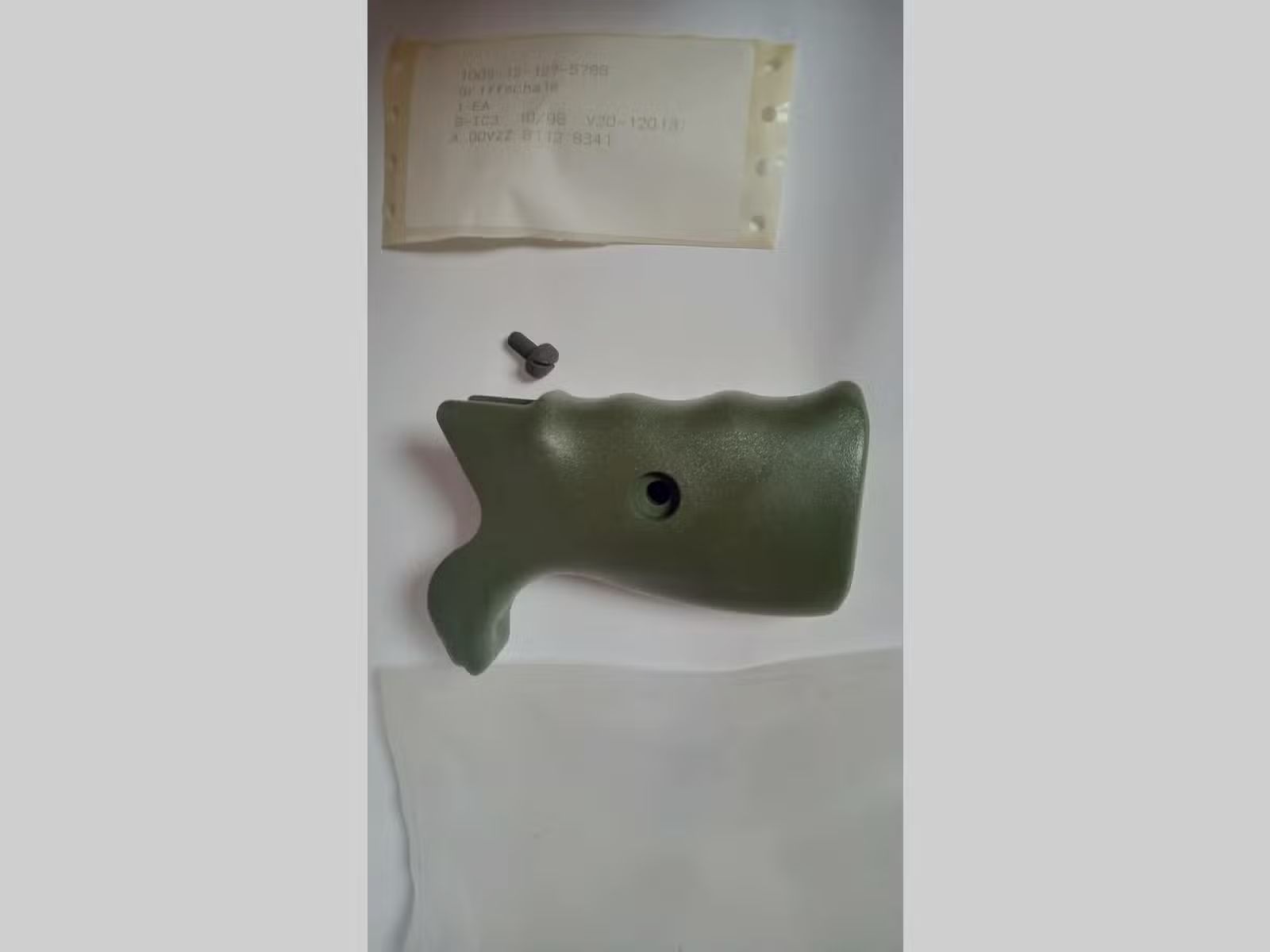 Unbenutzter original Surplus G3 Pistolengriff Griffstück Griff helles Grün inkl. Schraube Zettel und der OVP