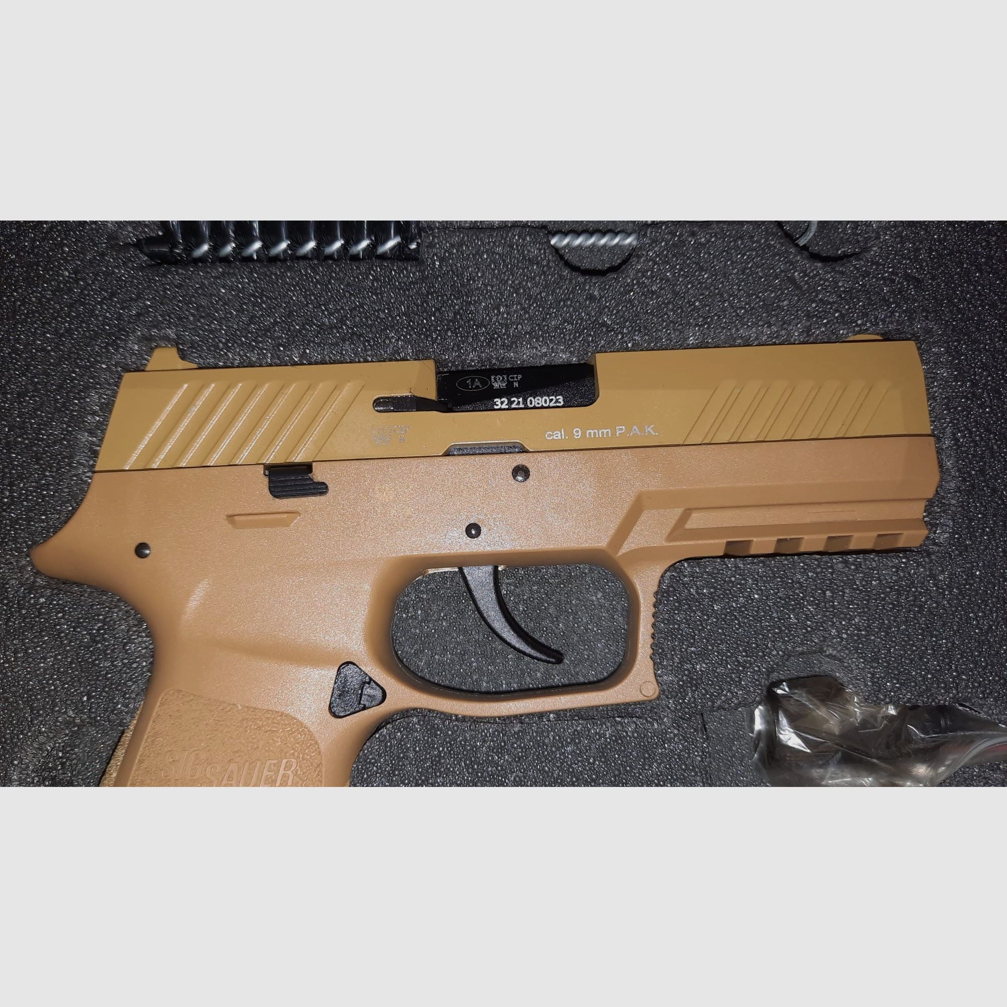 Sig Sauer P320 Schreckschusspistole Dark Earth 9 mm P.A.K. mit 2 extra Magazinen