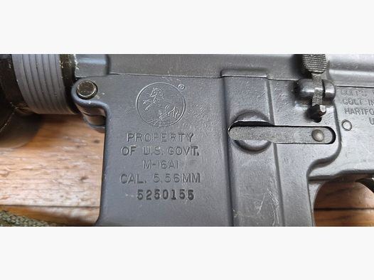 Splendide et Rare carabine M16 A1 – Arme réglementaire « US Governement Property » – Fabrication Colt de 1973 ! – Époque guerre du Vietnam – Calibre 5.56 Otan – Arme mythique du XX° siècle – Canon et mécanique parfaits – Excellent état esthétique – TBE++ – – Catégorie A2 – Export EXCLUSIVEMENT