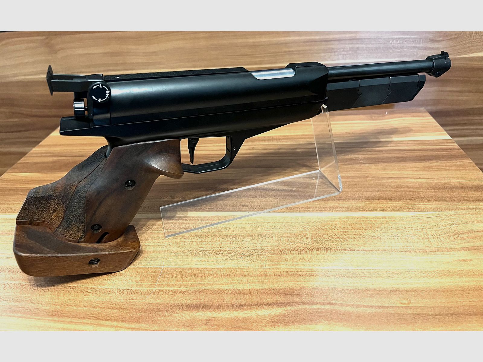 Match Luftpistole od Feinwerkbau, model 80.