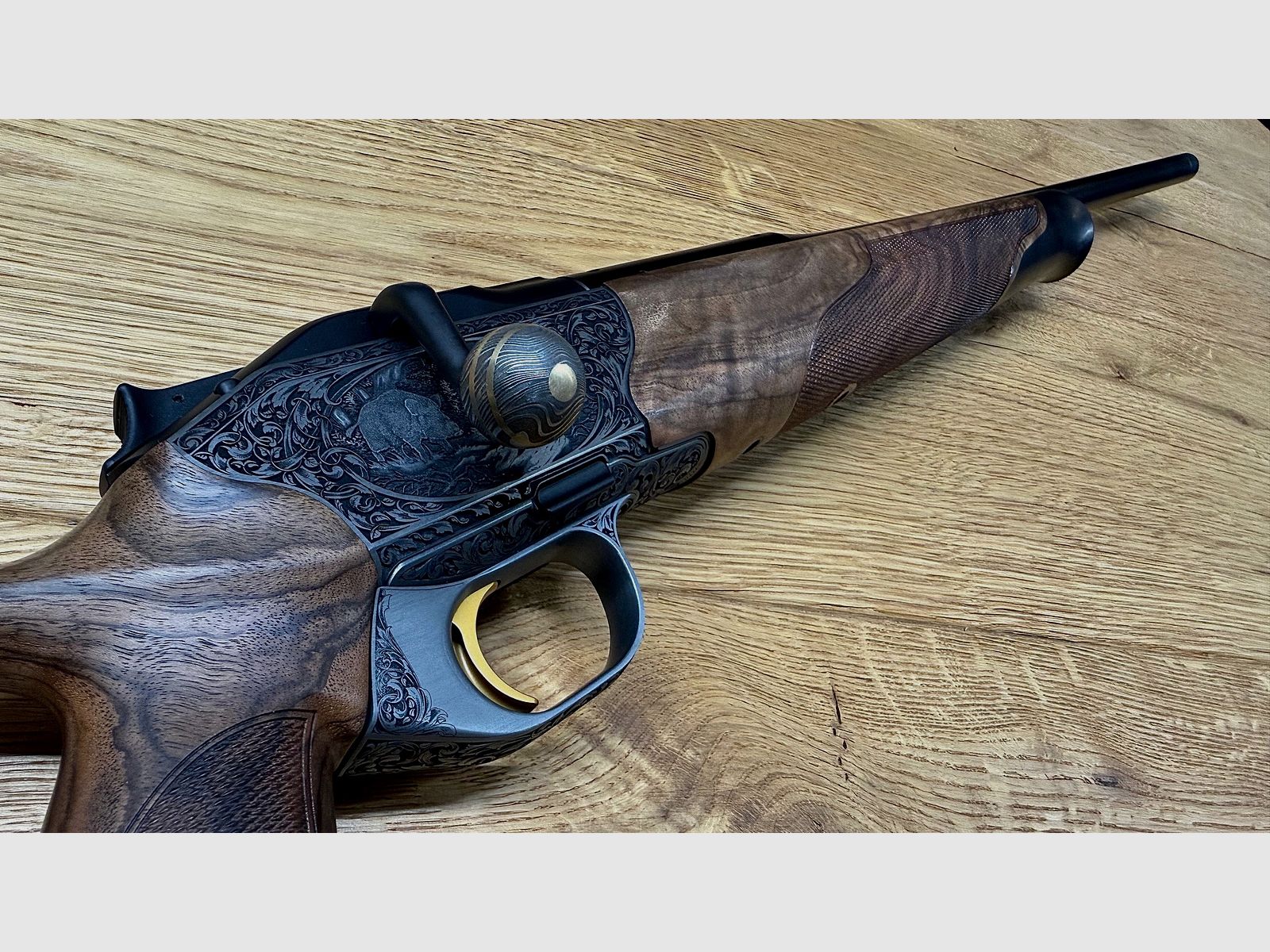 Blaser R8 Grand Luxe Success / Holzklasse 6 / Seidenmattes Finish / Goldener Abzug / Systemkasten + Magazineinheit graviert / TRAUMWAFFE