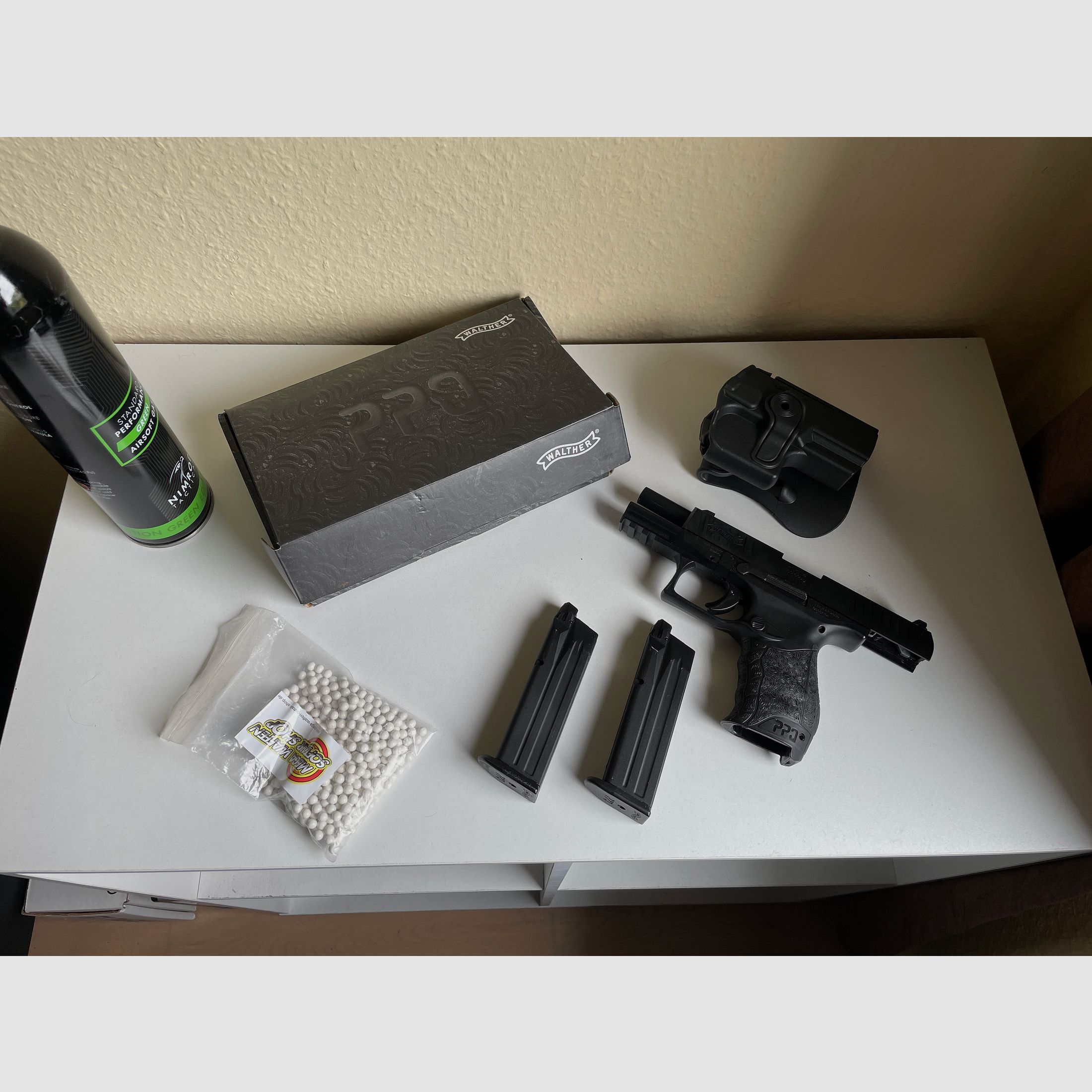 Walther PPQ Airsoft mit zwei Magazinen und Holster