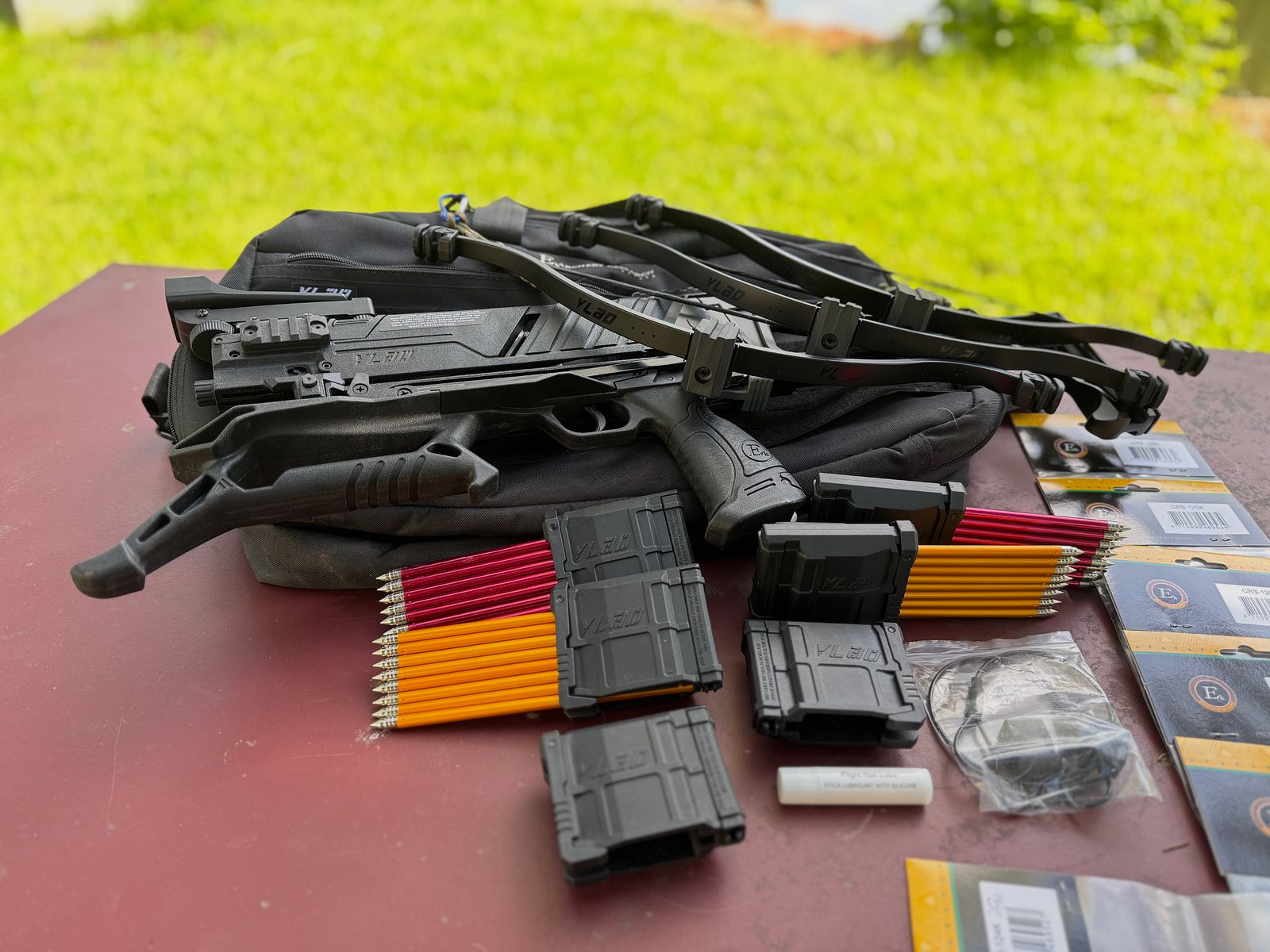 Ultrakomplettpaket EK Archery Vlad Repetierarmbrust mit 8 Schuß Magazin, Tasche, 30, 60 und 90 lbs Bogen, 6 Speadloader, Reddot, Ersatzsehenen, Pfeile usw.