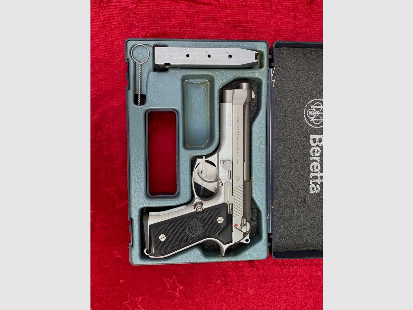 Like-new Beretta 92 FS INOX; cal. 9mm Luger (9 x 15 mm)