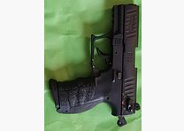 Walther P22Q 9 mm P.A.K. Pistole – kompakte Schreckschusswaffe mit ergonomischem Design Die Walther P22Q 9 mm P.A.K. ist eine präzise Nachbildung der bekannten Walther-P22Q-Baureihe und richtet sich an Anwender, die eine kompakte, ergonomische und vielseitige Schreckschuss Pistole suchen. Ihr Aufbau vereint authentische Gestaltung mit funktionaler Konstruktion. Sicherheitsorientiertes Abzugssystem Die P22Q bietet eine Double- und Single-Sicherung, die eine flexible und sichere Handhabung ermöglicht. Die Bedienung ist für unterschiedliche Nutzer intuitiv ausgelegt und unterstützt eine kontrollierte Nutzung in verschiedenen Situationen. Das 7-Schuss-Magazin sorgt für eine konstante Einsatzbereitschaft. Ergonomische Gestaltung für präzises Handling Der beidseitige Paddle-Magazinauslöser erleichtert den Zugriff für Rechts- und Linkshänder. Der austauschbare Griffrücken in...