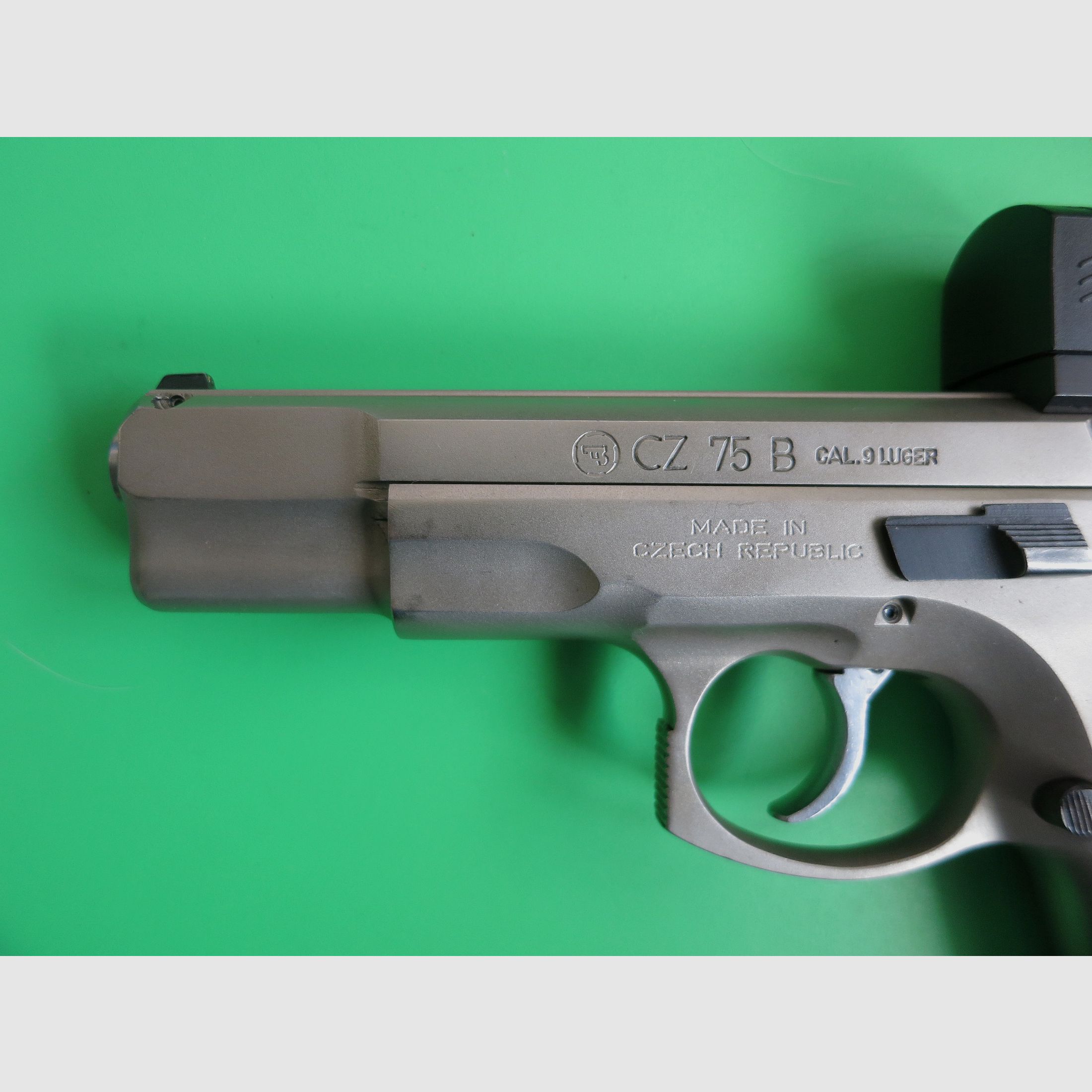 Brünner CZ75 B stainless or ČZ 75 (Česká zbrojovka), semi-automatic pistol, cal. 9×19 + Burris Fastfire #90