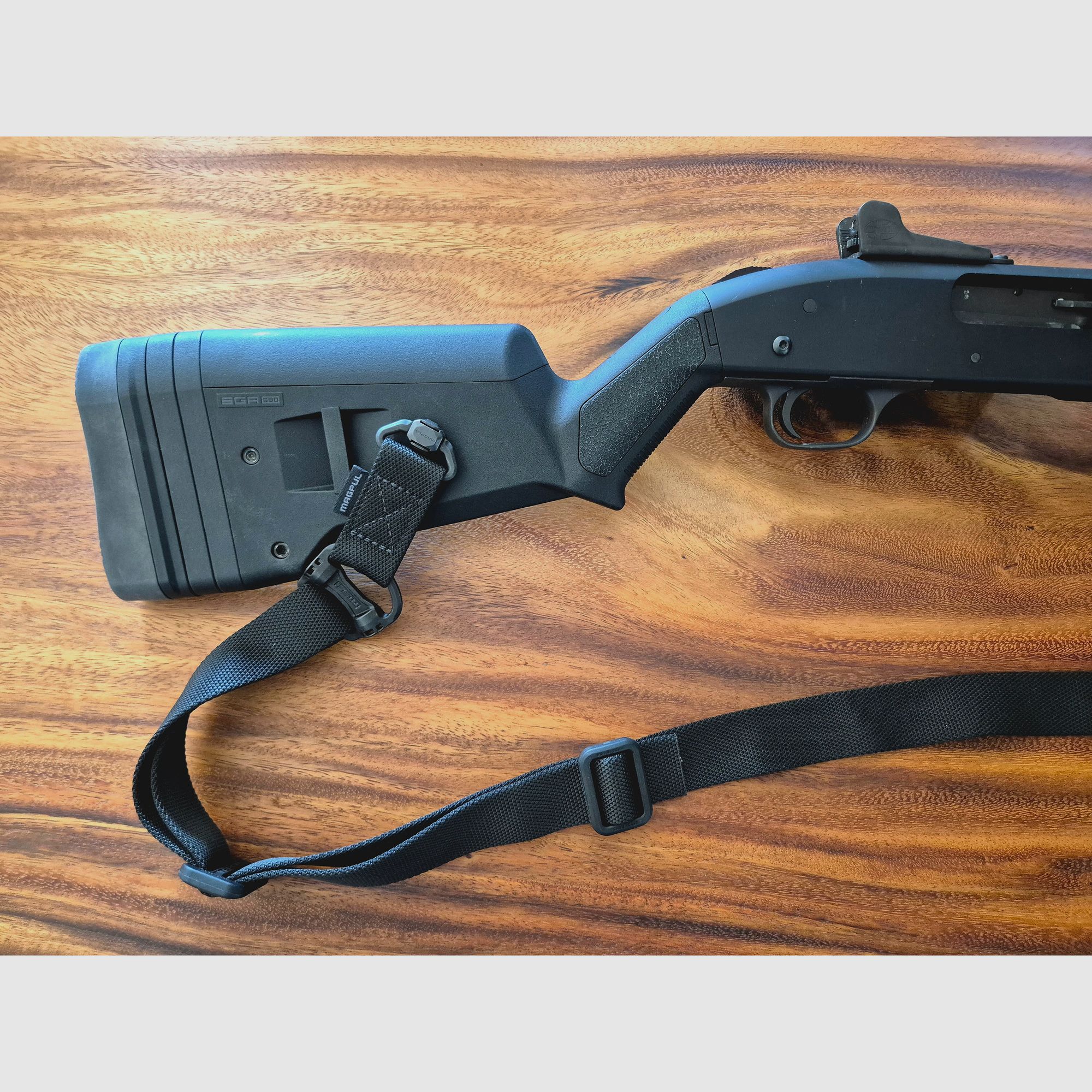 Mossberg M590A1 Ghost Ring Tactical 12/76 Mag. inkl. Magpul Schaft/Sling, Patronenhalter und Laufhitzeschild – Neu und unbenutzt