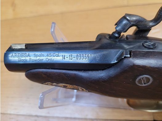 Intéressant pistolet de poche à percussion Deringer – Par Ardessa Custom – Cal.45 – Crosse traitée à l&rsquo;huile de lin – Quadrillage reprenant celui des originaux – Canon neuf – Très belles rayures et beau bronzage bleuté – Monstre de poche pour de grandes sensation au stand ! – Un indispensable des rues de San Fransisco vers 1850 et l&rsquo;arme qui a tué Lincoln ! – Neuf !