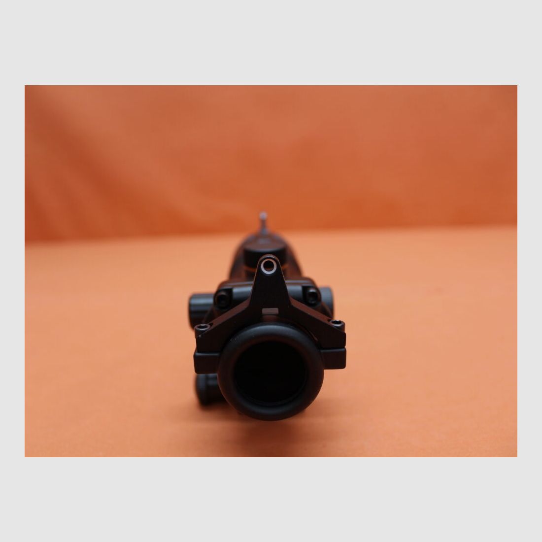 GSG German Sport Guns Tacworld Red Dot ACOG Leuchtpunktvisier 1x30 mit Kimme/ Korn-Notvisier, f. AR-15 Carry-Handle