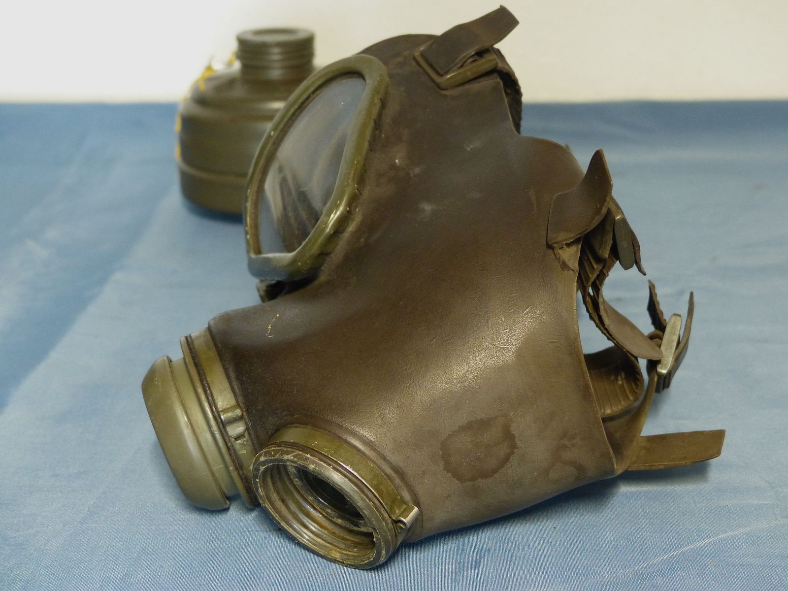 Original Bundeswehr Gasmaske Atemschutz M 65 ABC mit Filter dunkel 70er