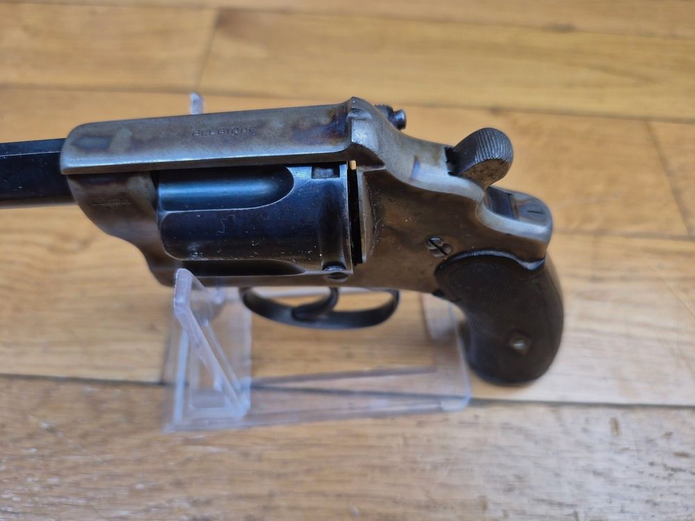 Zeer mooie revolver D.D.Oury – 8mm 1892 – Gemarmerde behuizing – Prachtige bluing – Levendige poederstempels van Luik – Ebenhouten handgrepen – SA / DA – Spiegelkamers en loop – Rechtsdraaiende cilinder – Echte Smith & Wesson Bodyguard uit de goede oude tijd! – Categorie D – TBE++, afbeelding 14 van 22