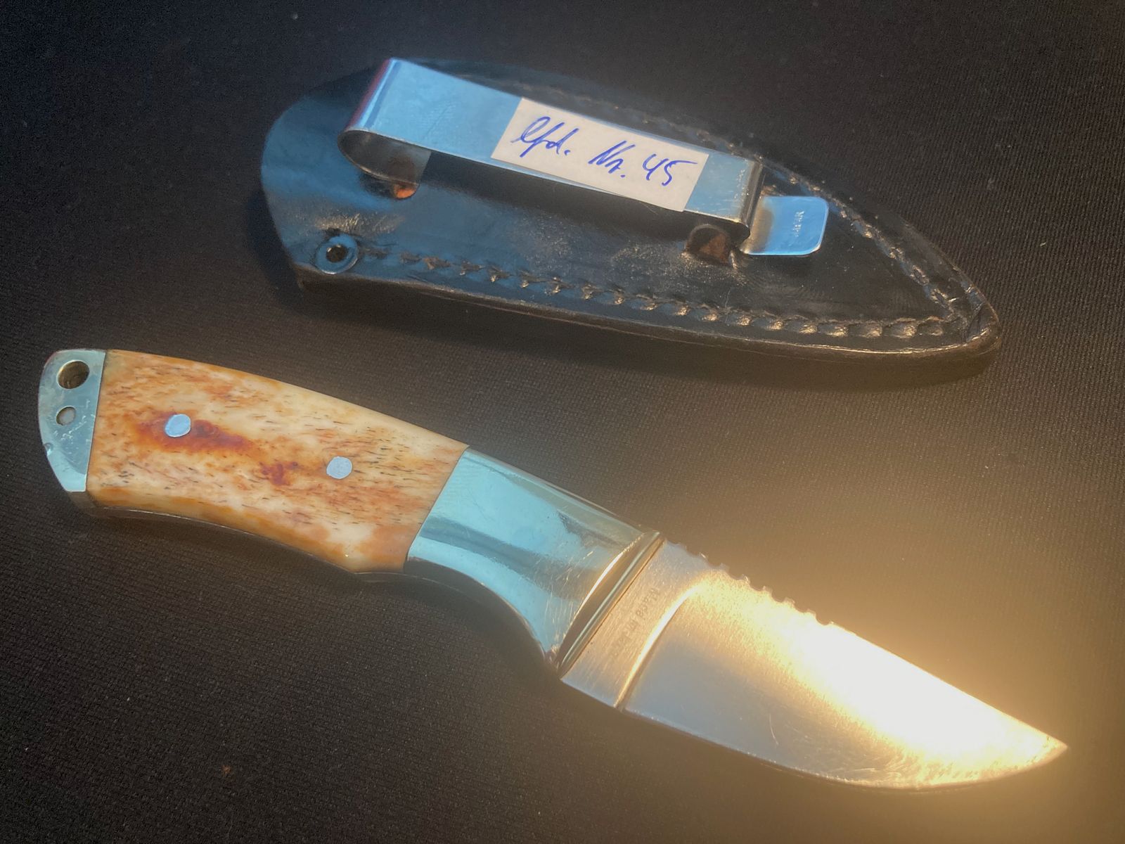 Cuchillo de cinturón, cuchillo de caza, Fame Hunter II, acero quirúrgico, mango de asta, clip de cinturón de cuero negro