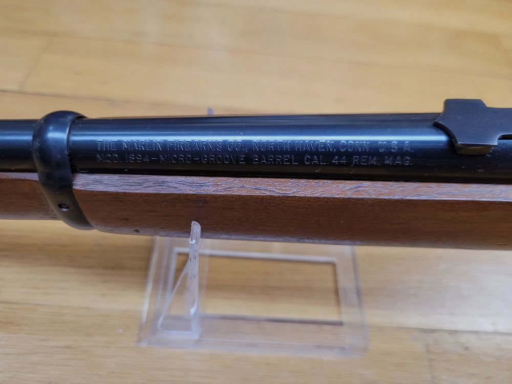 Schöne und handliche Unterhebelrepetierbüchse Marlin Modell 1894 – Waffe von 1971 – Kal. .44 mag – 10+1 Schuss – Sehr schöner Schaft aus Nussbaum mit selbstgemachter, stoßdämpfender Schulterplatte – Ultra flüssige Mechanik – Wunderschöner 47 cm Lauf – Eine universelle Schusswaffe in TBE++, Bild 19 von 27
