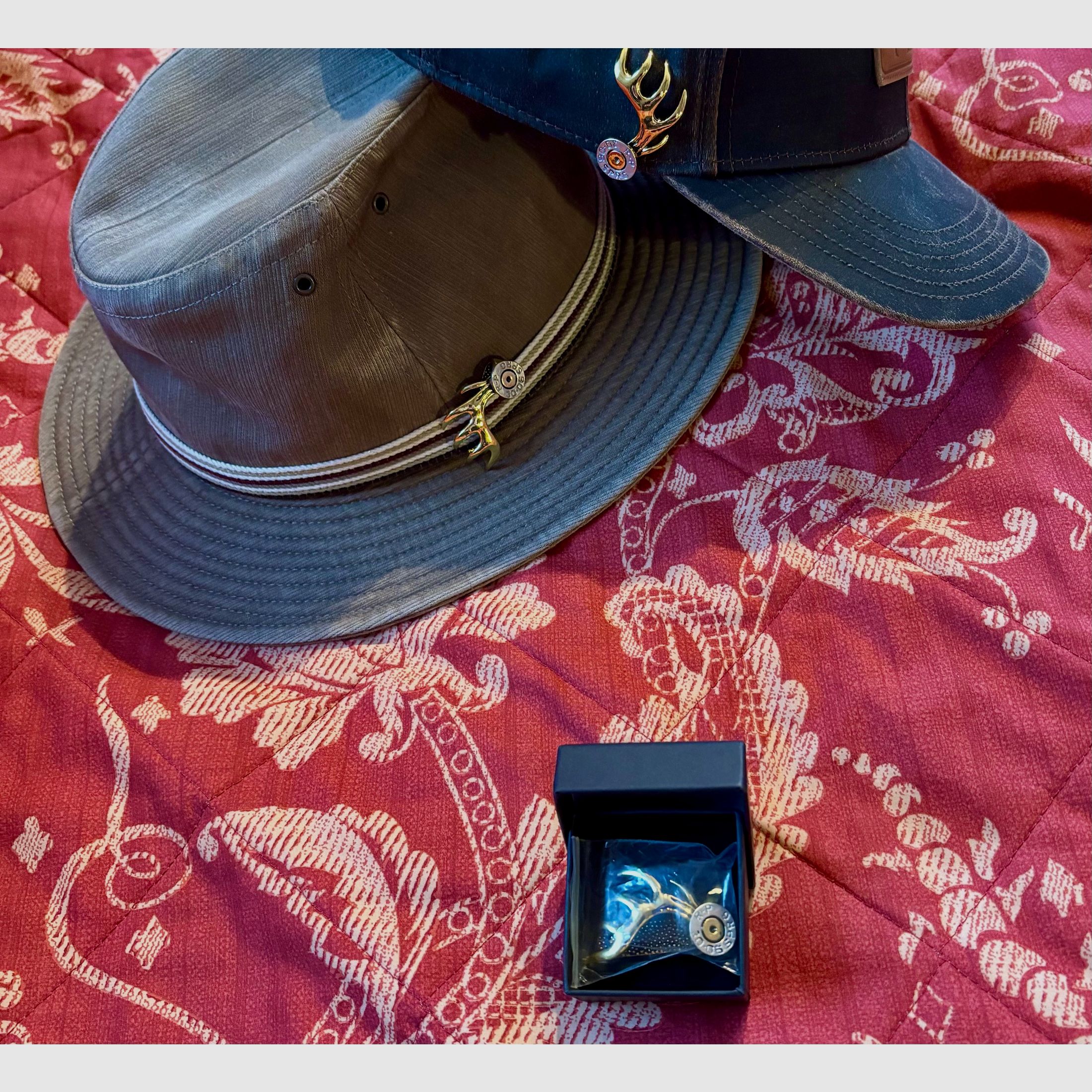 Hut- bzw. Kragen-Anstecker „Patrone „.30.06 Springfield mit Geweihstange edel und selten