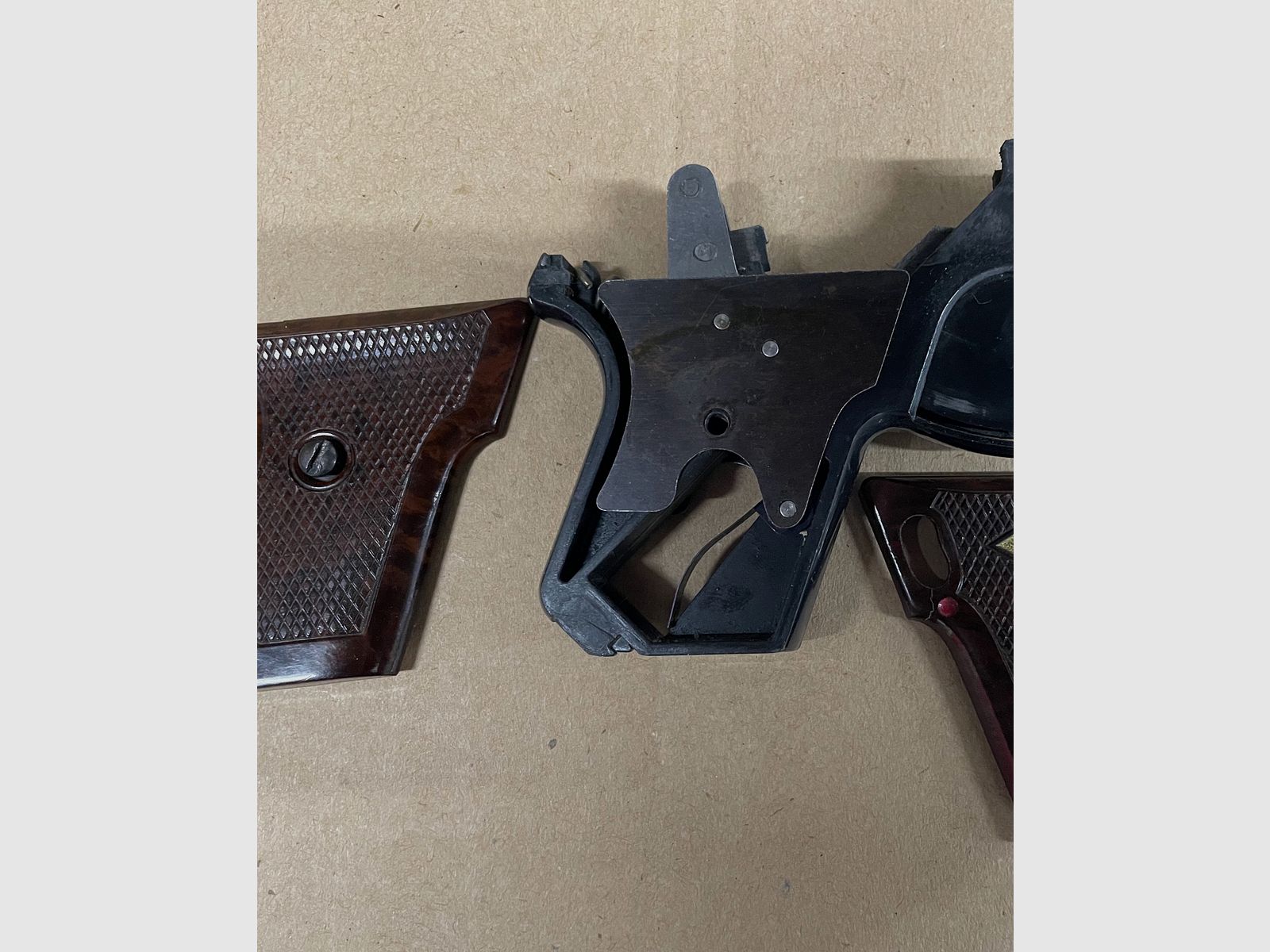 Magazyn + okładziny chwytów + części zamienne Perfecta pistoletu alarmowego