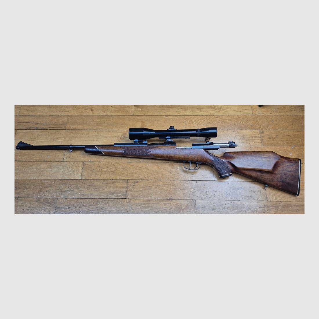 Hervorragendes Mauser 66 S Jagdgewehr – Kaliber 7×64 – Hochwertiges gewachsenes Nussbaumholz – Einlagen aus Ebenholz und Knochen – Handriffelung – Deutscher Stetcher (zwei Abzüge) – AKAH 6 x 42 / 46 Zielfernrohr mit Stahlkörper im Absehen Nr. 1 – TBE / TBE+, Bild 25 von 37