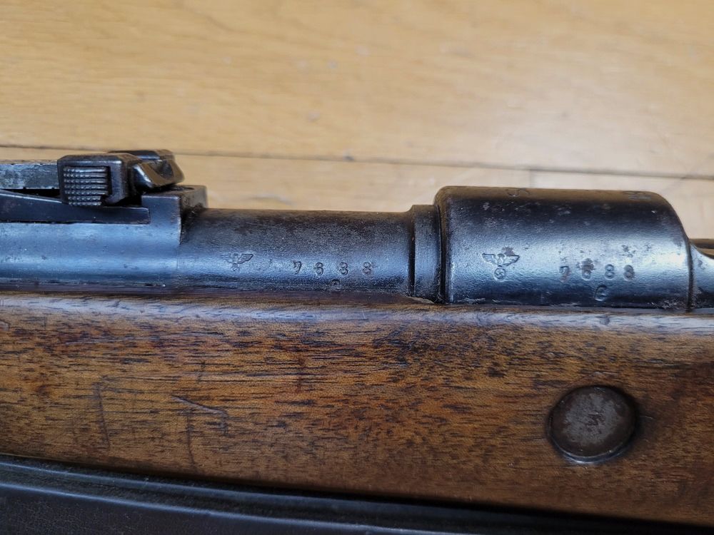 Sehr schöne K98 Gewehr aus der Frühzeit des III. Reichs – Rarissime Zuweisung Kriegsmarine Ostsee – Herstellung S/42 Mauser von 1938 – fast monomatrikulär – Wunderschöne Stempel und gut lesbare Punzen – Einwandfreie Mechanik – Sehr guter Lauf – Originaler Riemen – Sehr schöne, seltene Waffe in TTBE, Bild 33 von 37