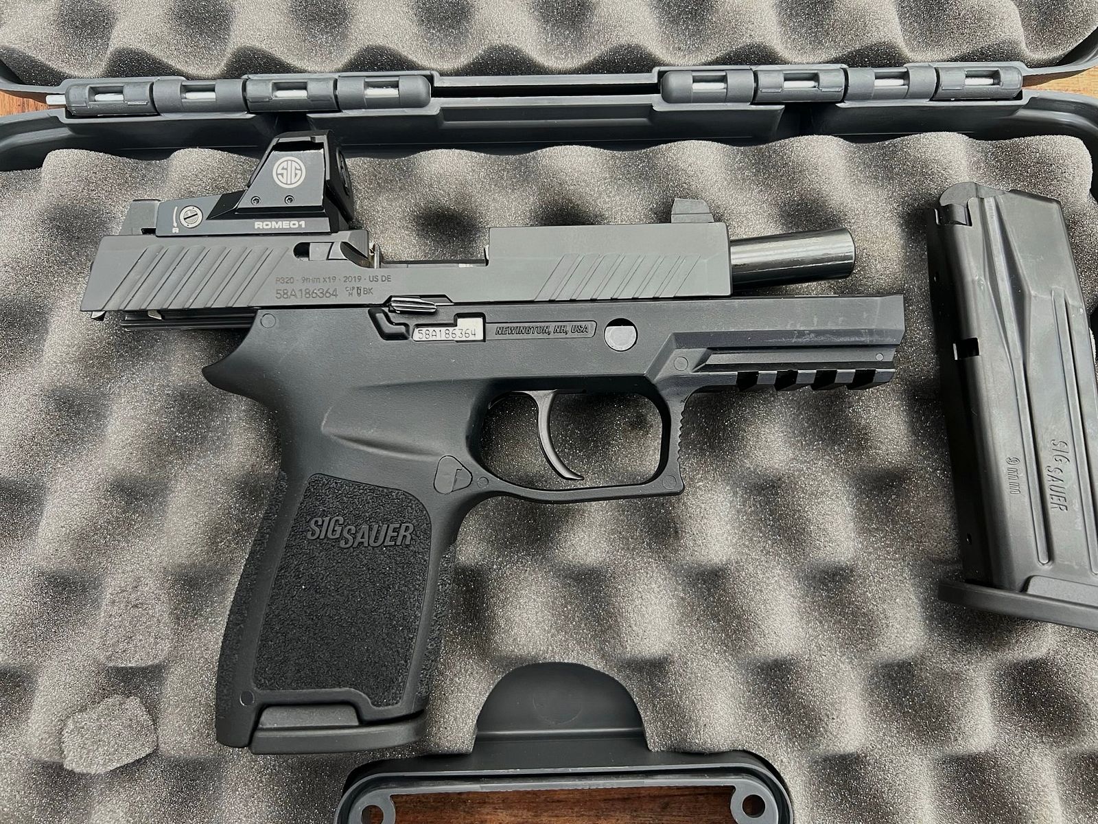 Semi-automatic pistol SiG P320 RX Compact with ROMEO 1 red dot sight. As a complete weapon or exchange system (see below).